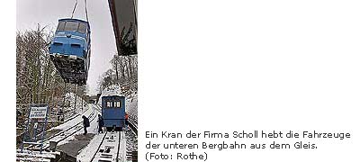 Ein Kran der Firma Scholl hebt die Fahrzeuge der unteren Bergbahn aus dem Gleis. (Foto: Rothe)